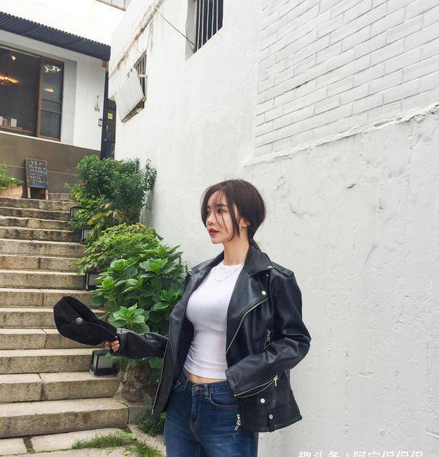 显得|牛仔裤的穿着彰显时尚女人优雅的姿态，穿起来超级修身