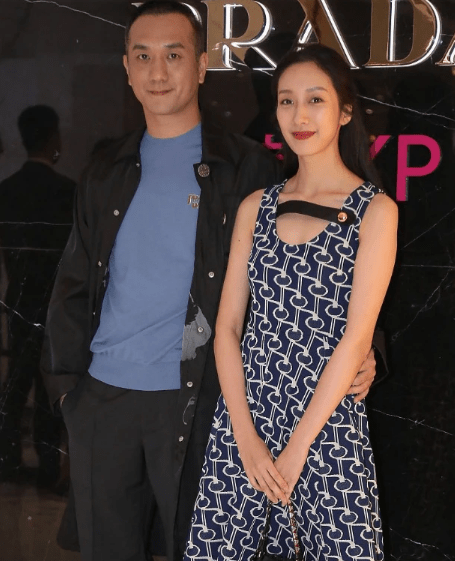 黄觉|黄觉妻子原来是个美女，穿印花裙优雅又娇嫩，两人同台很有夫妻相