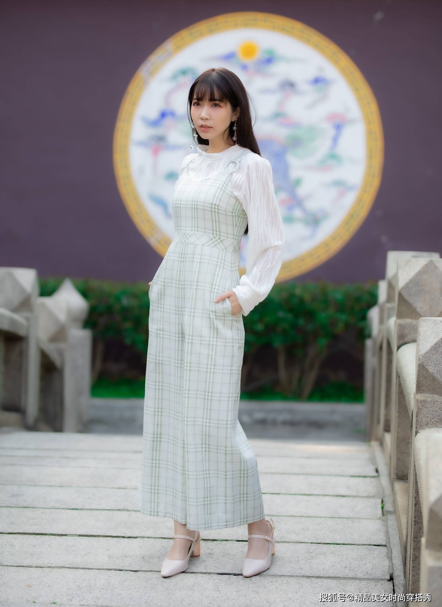 吊带|小姐姐身穿格子连体裤，干练优雅气质，妥妥的精致女神