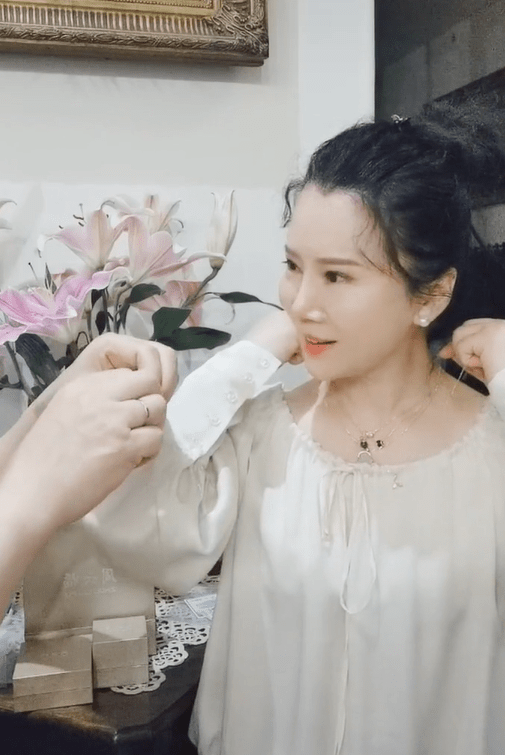 感觉|没有滤镜修图明星也真实，任静脸上皱纹不假，但老也老得好看！