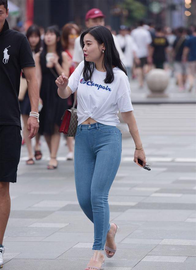 显得|穿上时尚美女最爱的打底裤装扮，显得青春又减龄，修身显瘦