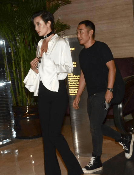 宋佳|这是宋佳？短发配衬衫喇叭裤帅气复古，故意秀出内衣边大胆风情