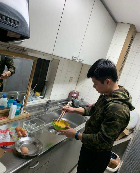 生活|亚洲人的骄傲苏炳添，是个温柔暖男，一家三口亲子装好温馨