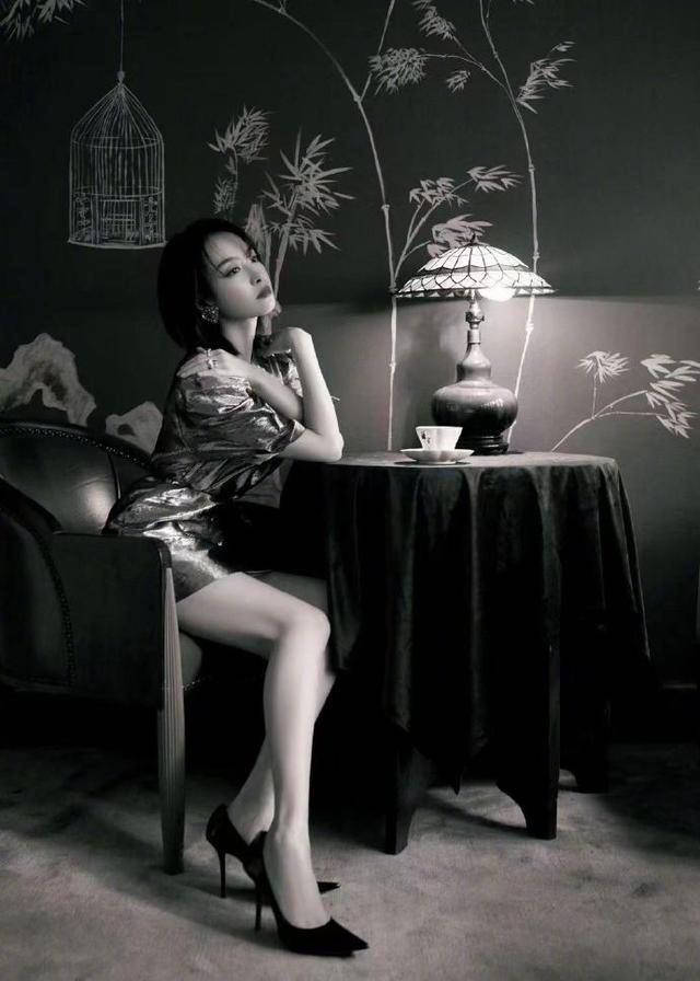 前卫|宋茜穿鎏金短裙高调亮相，白嫩美腿抢足镜头，到底是女团出身