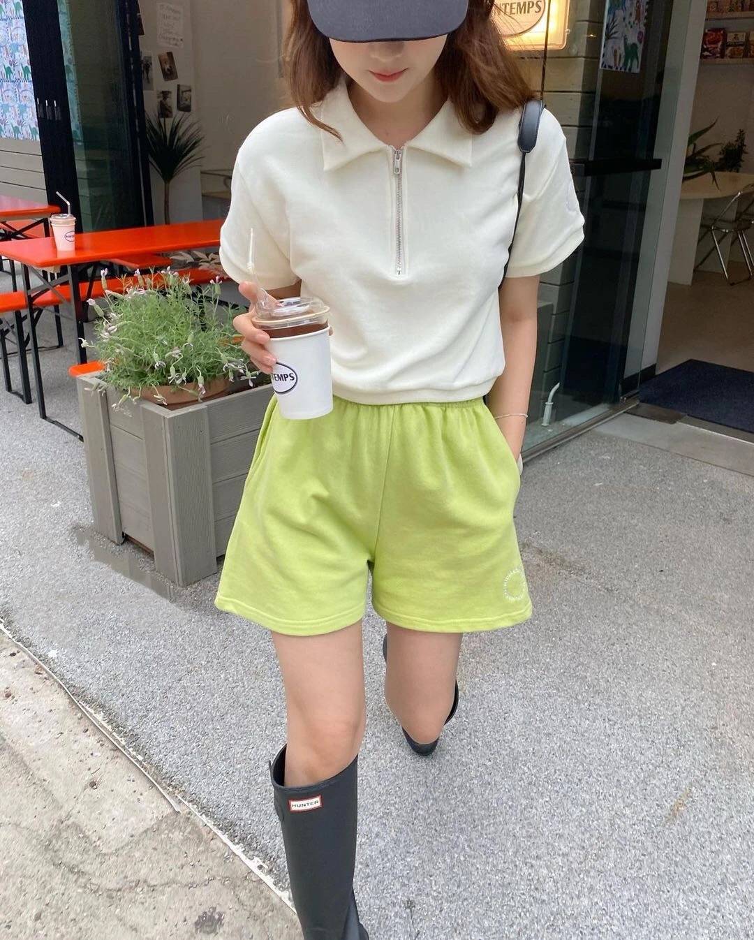 显得|这身搭配，夏季时髦女孩必备！舒适得体，即便下雨天也不尴尬