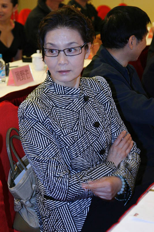 线条美|潘虹的半裙穿搭真有气质，五六十岁妈妈学她这样穿，优雅地老去