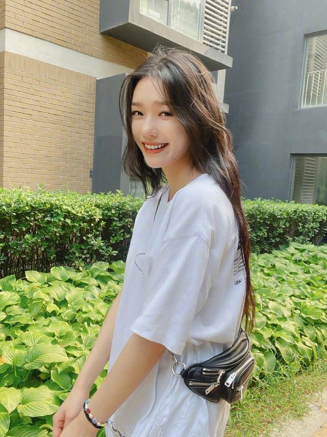 校园|星爷眼光真好，林允穿“白T+阔腿裤”扮校园女神，宛如初恋般清纯