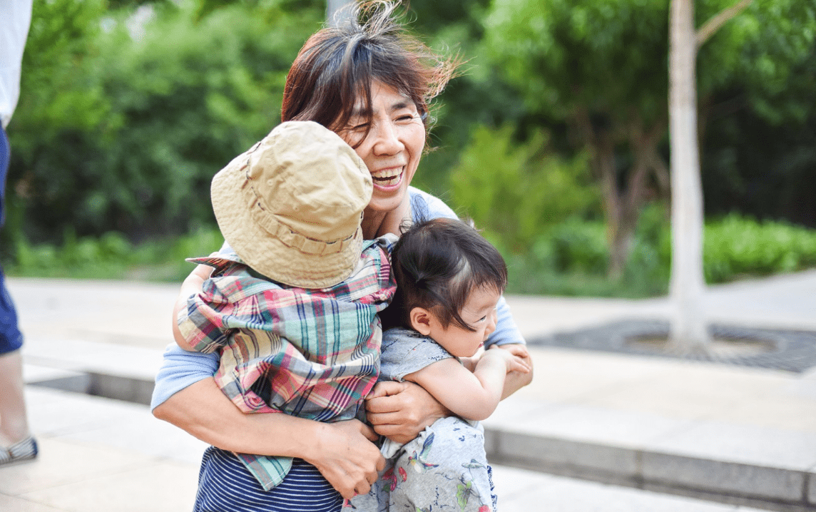 同学|43岁二胎宝妈去幼儿园接送，被儿子同学喊“奶奶”，宝爸反应暖心