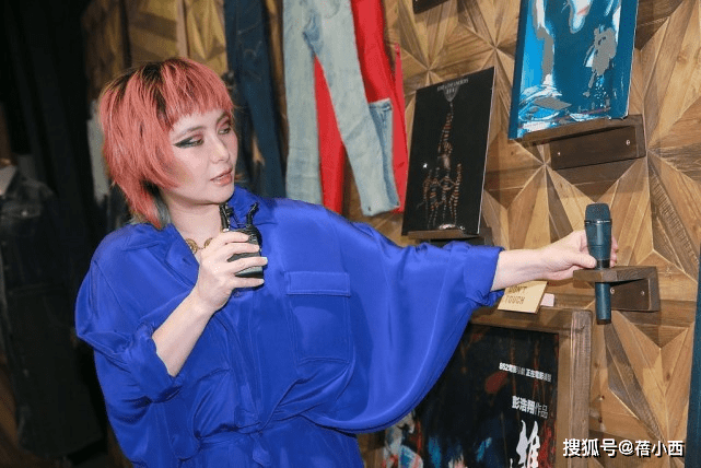 叛逆|赌王女儿何超仪不走寻常路，以“叛逆打扮”为美，橘+蓝穿搭好酷