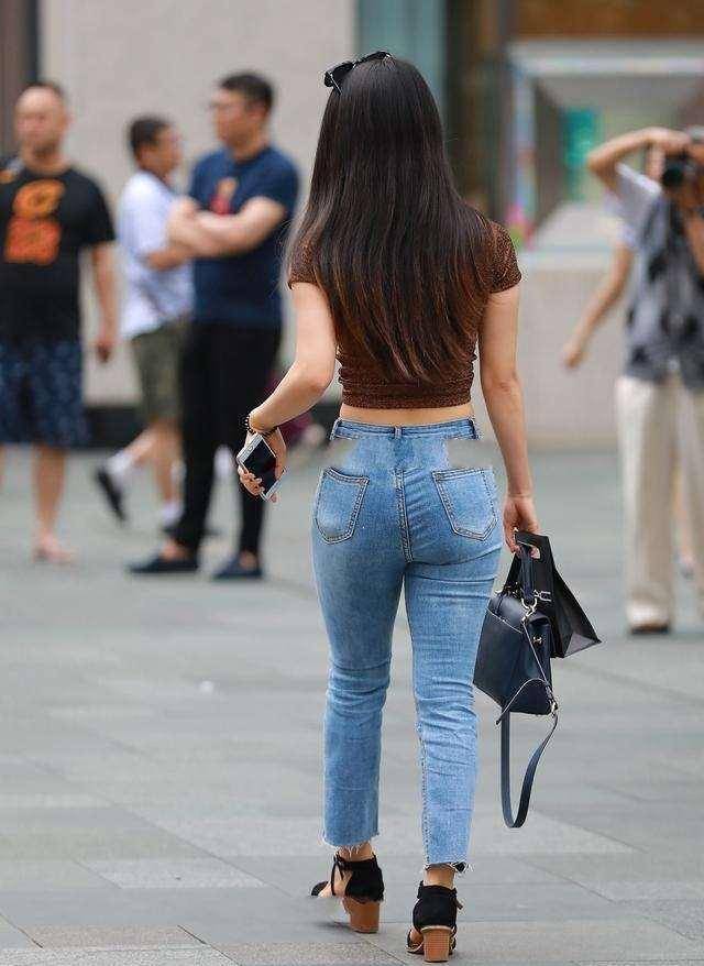 郭碧婷|白色时尚运动鞋搭配白色休闲打底裤,修饰腿型,增加女性的美感