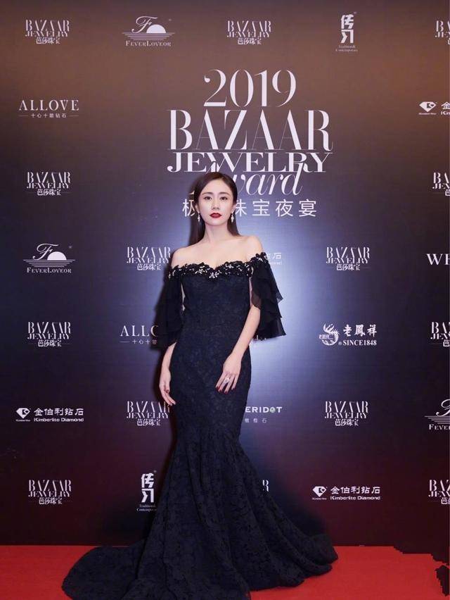设计|辣妈刘芸穿衣风格百变，活动现场化身时尚女王，私下穿搭也超赞