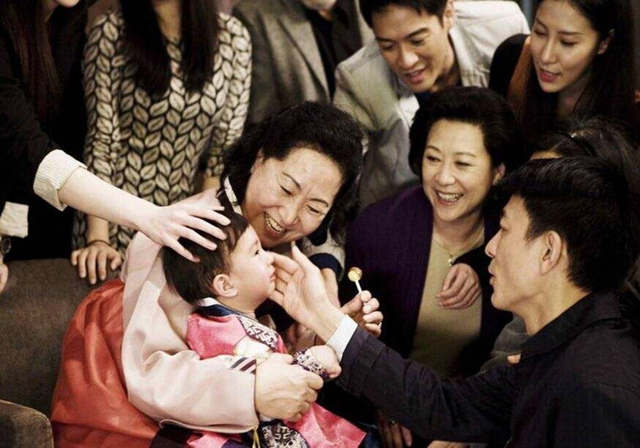 同学|43岁二胎宝妈去幼儿园接送，被儿子同学喊“奶奶”，宝爸反应暖心