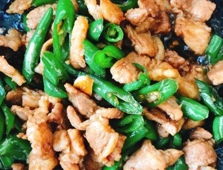 做法|农家小炒肉，青椒要焯水吗？多数人做错了，难怪不鲜香不好吃