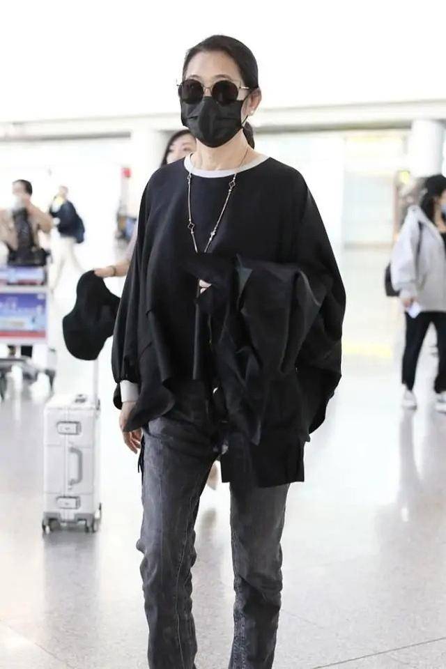 贵妇|倪萍穿宽松长裙走机场，手提着LV包像贵妇，气质比名媛还要好