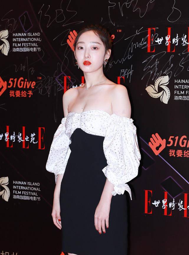 设计|真是低估了蒋梦婕的身材，穿小号的抹胸裙，感觉都要挂不住了