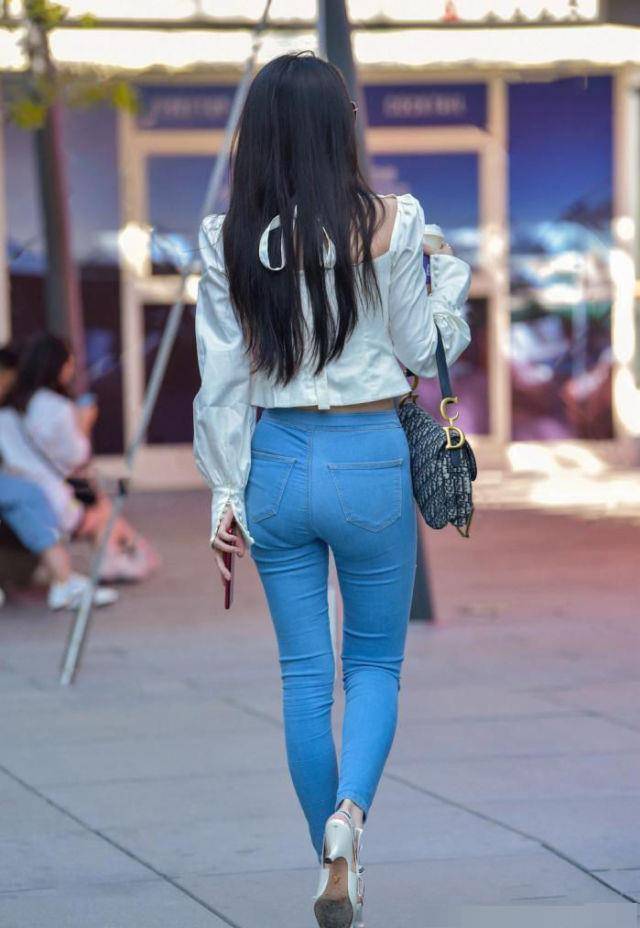 时尚|街拍美女：小姐姐休闲又修身的牛仔裤，展现出了一种潇洒自信的美