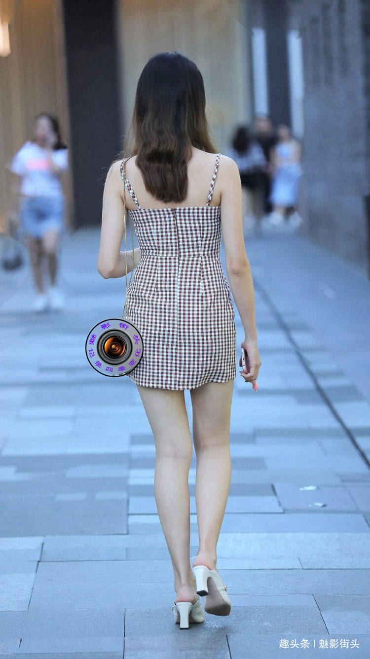 穆勒|格纹吊带裙搭配白色高跟穆勒鞋，修身显瘦提升整体时尚感
