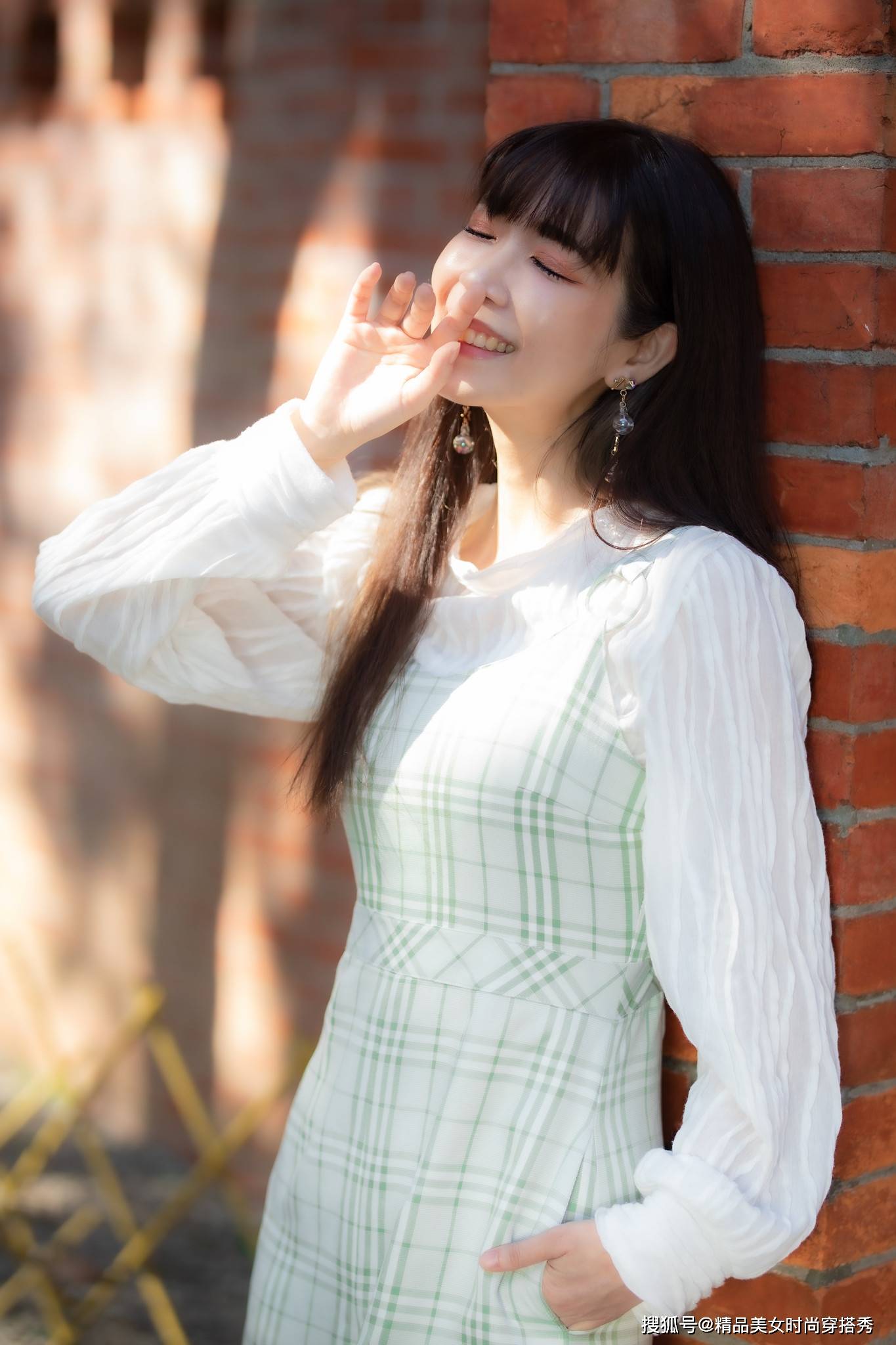 吊带|小姐姐身穿格子连体裤，干练优雅气质，妥妥的精致女神