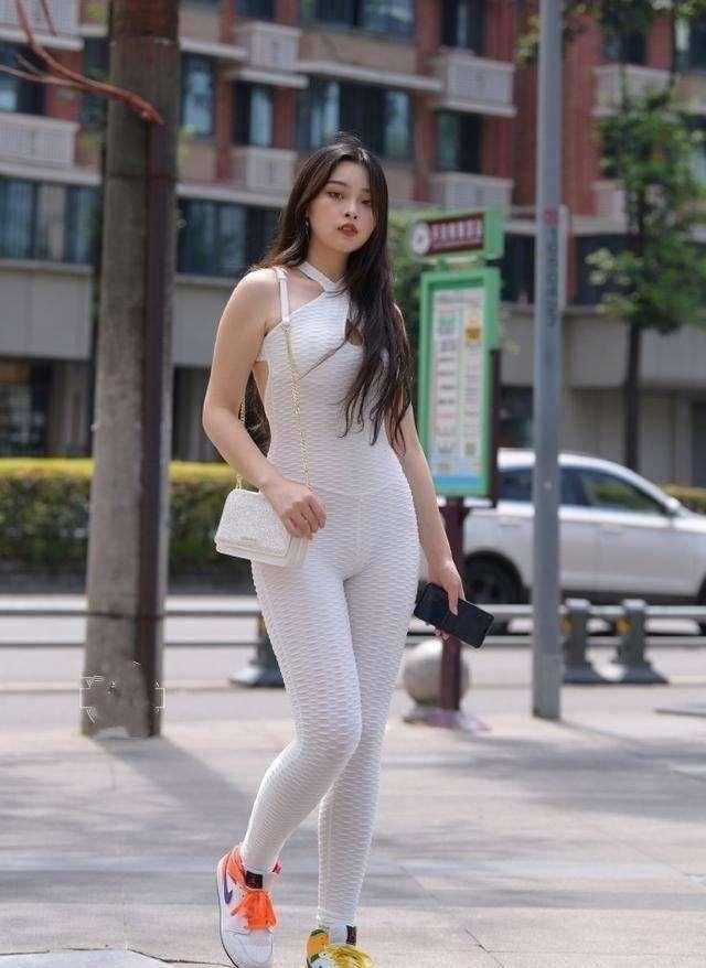 郭碧婷|白色时尚运动鞋搭配白色休闲打底裤,修饰腿型,增加女性的美感