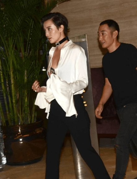 宋佳|这是宋佳？短发配衬衫喇叭裤帅气复古，故意秀出内衣边大胆风情