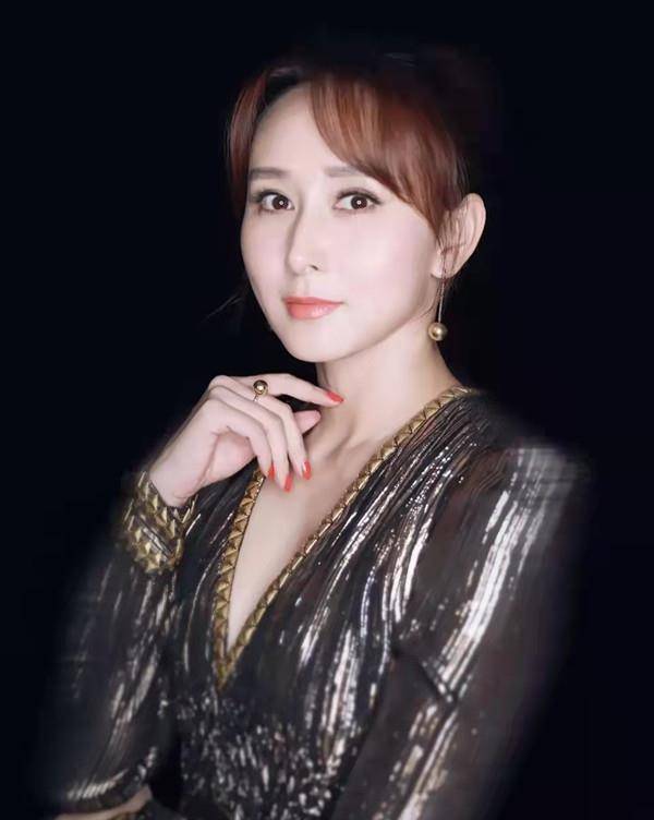 胡静才|胡静才是真正的“豪门阔太”穿黑色礼服雍容华贵 钻石项链抢镜