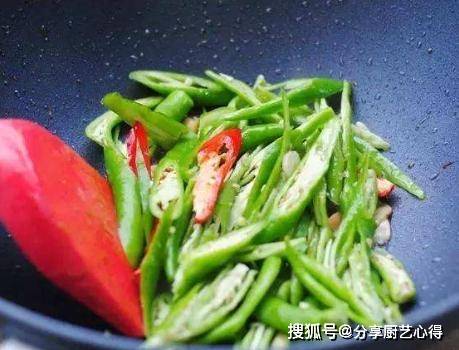 做法|农家小炒肉，学会一招，肉香嫩入味不油腻，上班族必备快手小菜