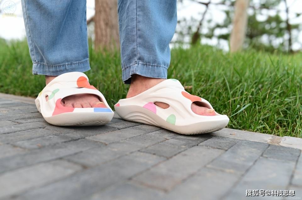 鞋底|释放双脚压力，清爽度过夏日，咕咚运动舒缓拖鞋体验