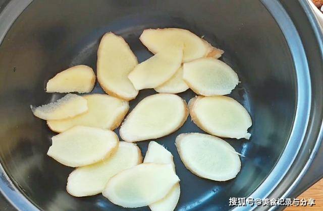 美食|五花肉别再做红烧了,教你个新吃法,五花肉肥而不腻,入口即化