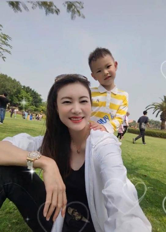 贵妇|谢杏芳和儿子晒游玩照 穿白色衬衫走“贵妇”风，手表价值不菲