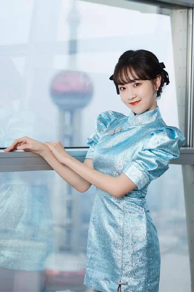 颖儿瘦身十年终翻红穿短旗袍蛮腰抢镜瘦得她真不像生过娃