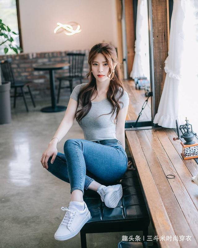 青春|个性百搭牛仔裤，修身显瘦，时尚美女青春洋溢气质高雅！