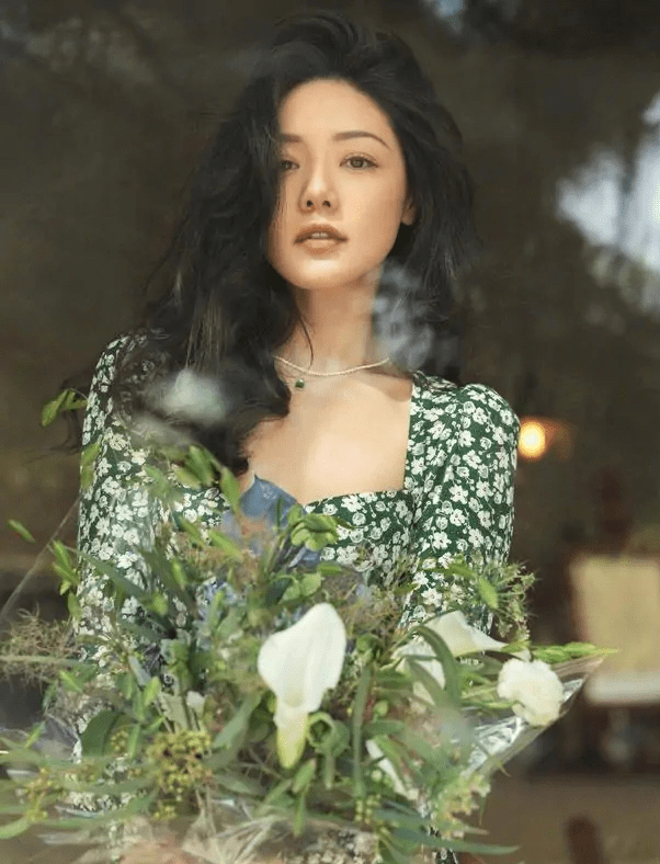 长袖|邓家佳“鲶鱼长相”真高级，穿开叉碎花裙走复古风，发量让人酸了