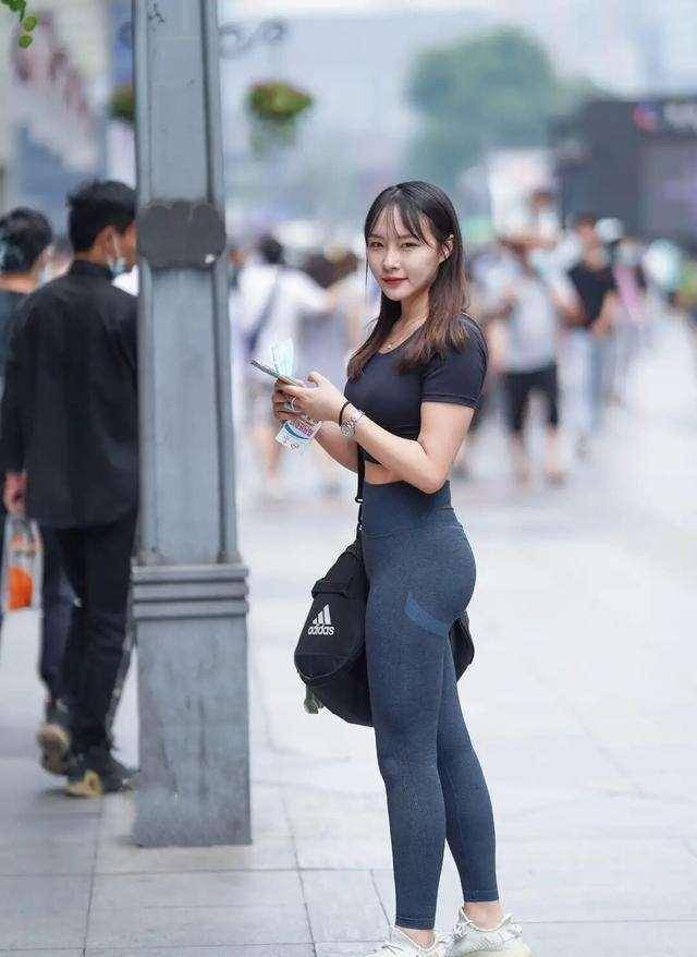都能|修身有型的瑜伽裤装扮绽放美丽时刻，时尚大方又舒适，看着难受