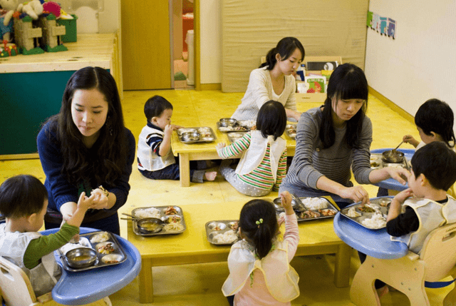 家长|韩安冉送女儿进入贵族幼儿园豪掷75万,学校的规定让她放下尊严