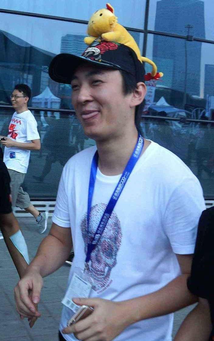 黑色|王思聪的颜值一般人欣赏不了，穿一身的名牌，但却感觉挺接地气的