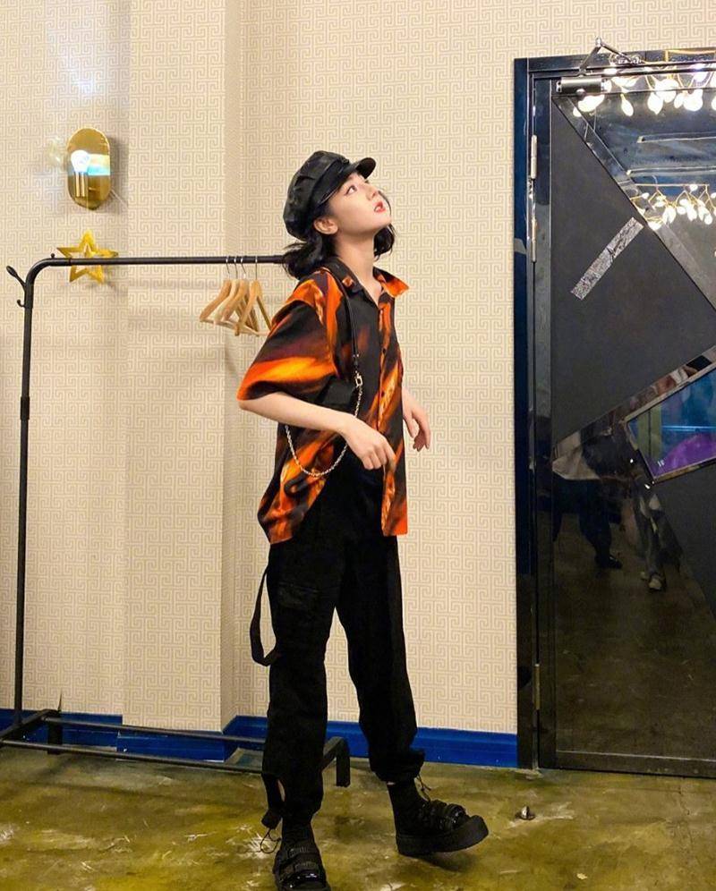 黑色|迪丽热巴罕晒“男装照”，花衬衫配工装裤，比老板杨幂还酷飒