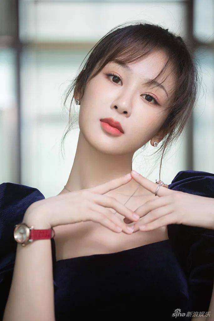 原创杨紫一袭泡泡袖丝绒裙很美艳!雪肤玉貌太性感靓丽