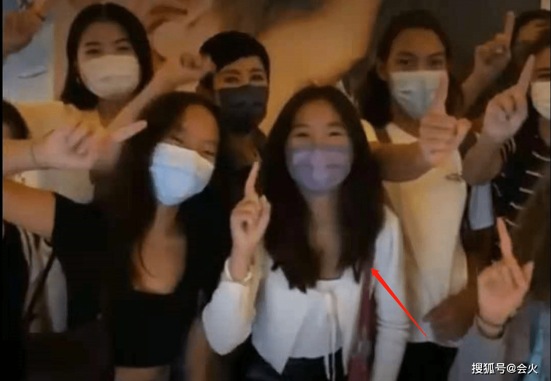 吊带|吴君如15岁女儿近照曝光！穿吊带皮裤身材丰腴，眼睛嘴巴超像爸