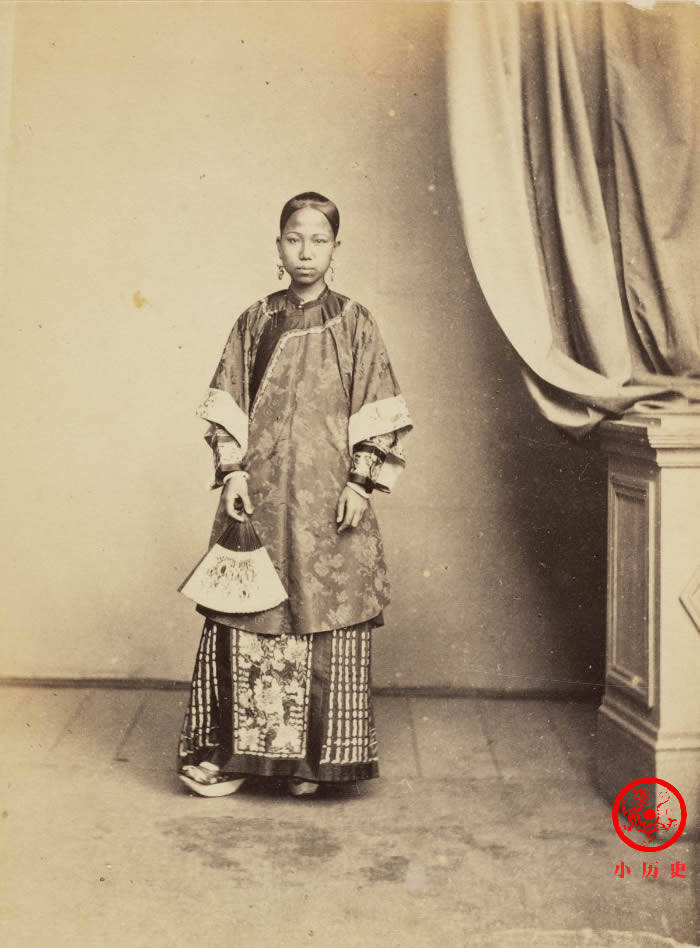 原创晚清老照片官吏妻子因贫困不穿鞋年轻女子穿正宗汉服