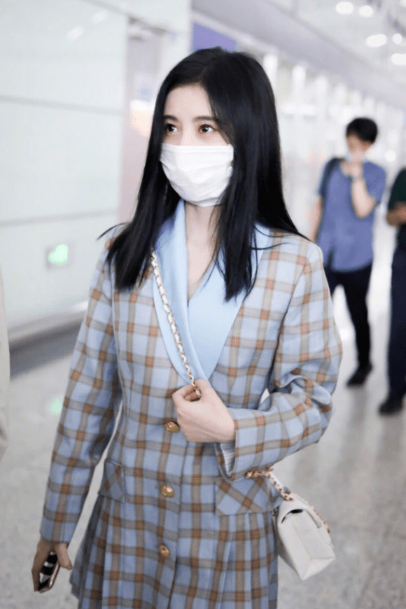 显得|鞠婧祎的“袜腿”要火了！为显腿白放大招，这身高真只有159吗