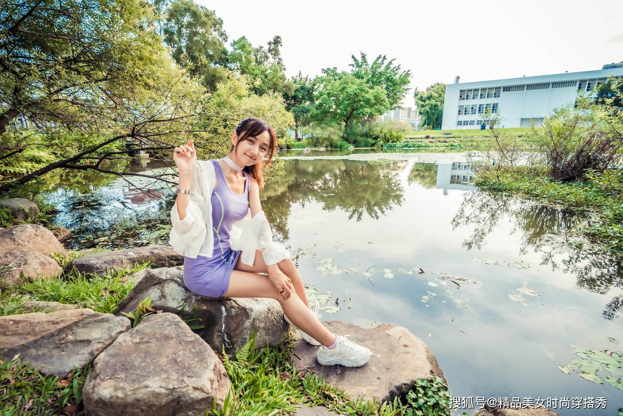 凹凸|夏天最舒适清凉的穿搭当属吊带裙了，简单的设计不挑人甜美又减龄