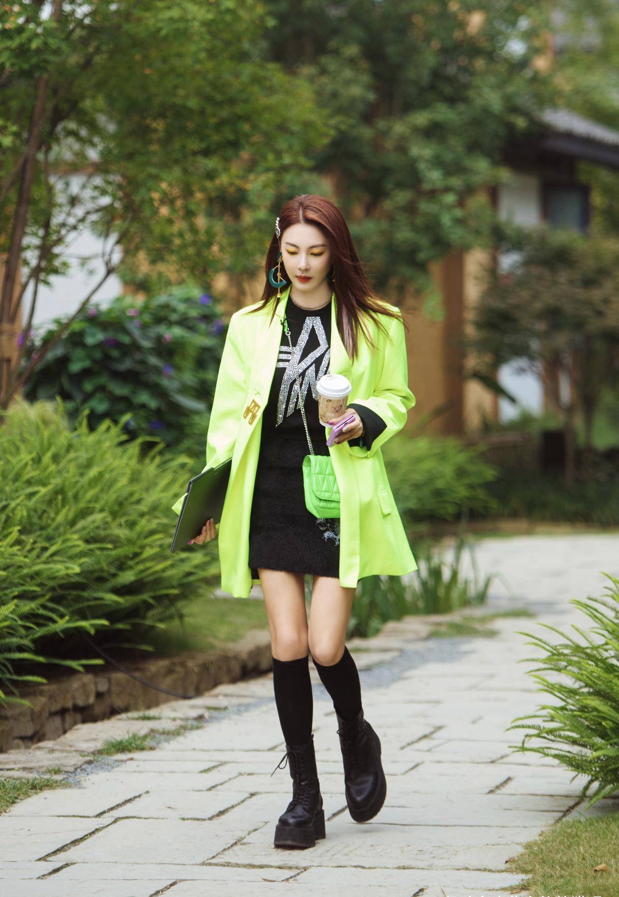 黑色|奔四的女人，少穿“花”衣服，多穿这3种颜色的衣服，减龄又显白