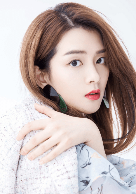 初恋|某女星与小4岁男星拍吻戏，热吻1分钟，把男生嘴唇都吻肿了