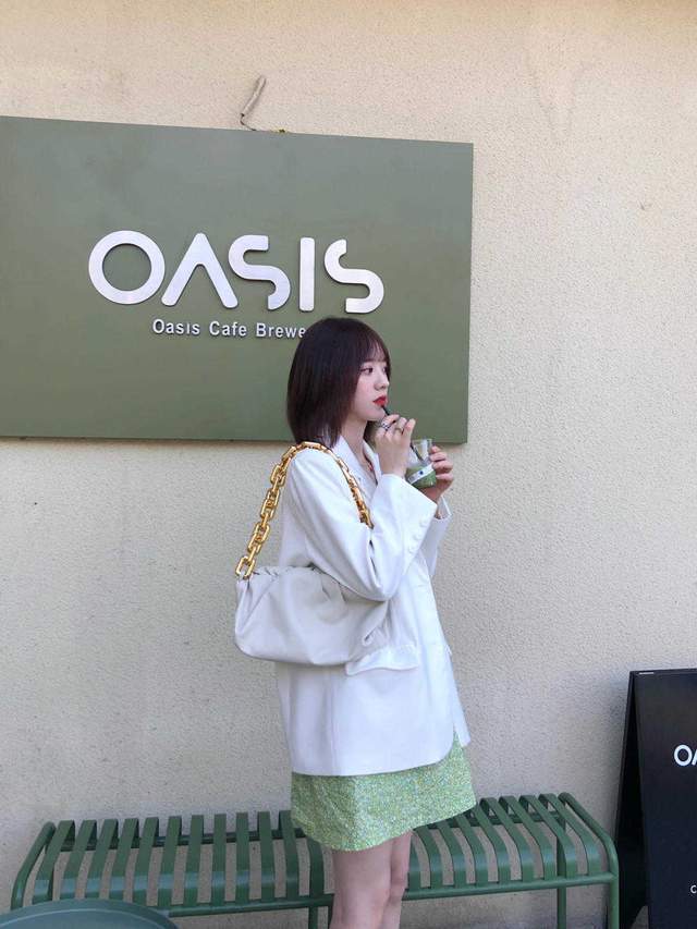显得|气质女神衣橱里必备的衣服款式，西服和连衣裙，不光百搭还高级