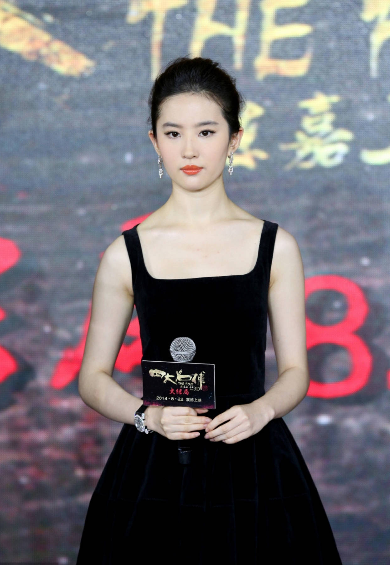 材质|短发的刘亦菲有“婴儿肥”，穿小黑裙气质高级，配驴蹄鞋气场真强