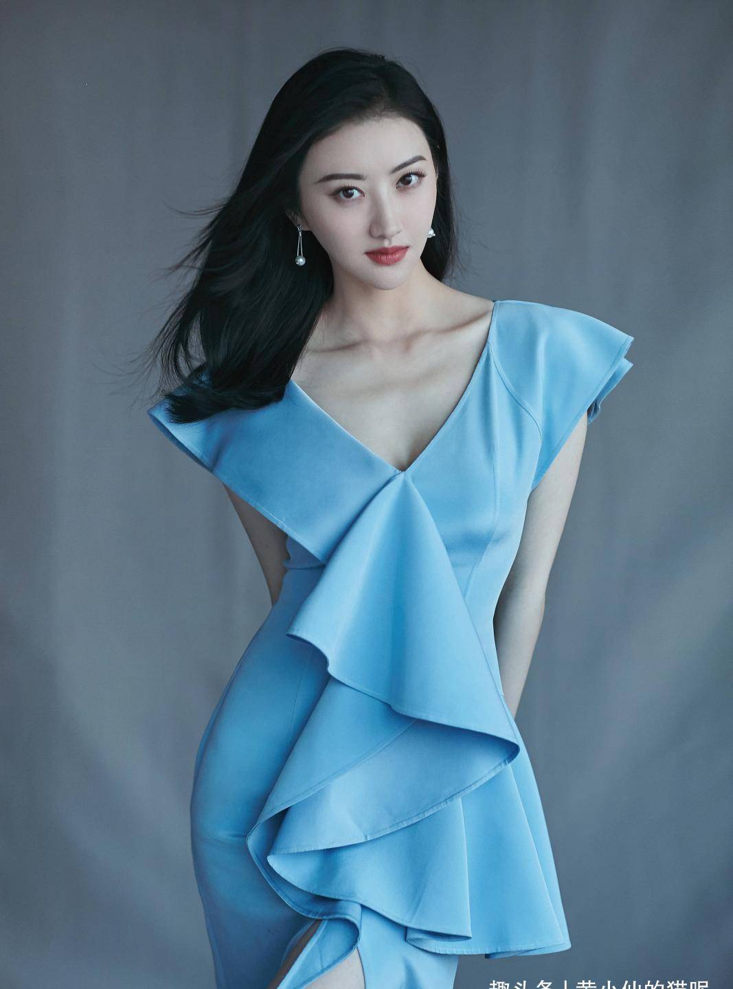 黑色|奔四的女人，少穿“花”衣服，多穿这3种颜色的衣服，减龄又显白