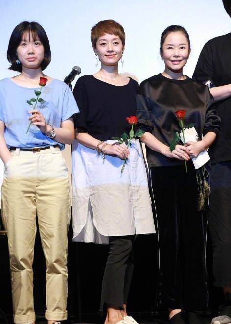 马伊琍|马伊琍穿懒人鞋参加活动真随意，拼色连衣裙搭配裤子气质更是出众