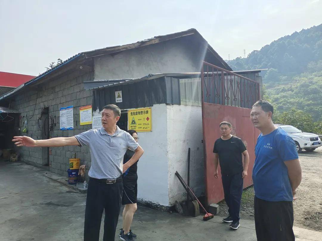 王潇县长一行轻车简从,先后对沿108国道三合等多个汽修厂废矿物油和