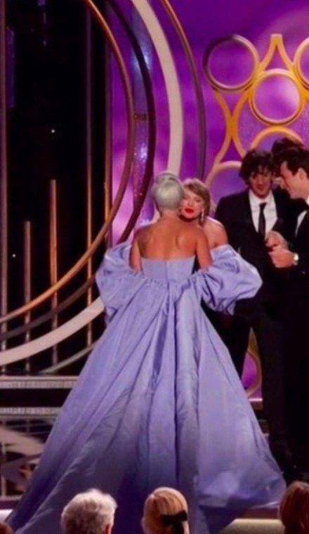 黑色|霉霉瘦了很多，大胆挑战黑色镂空长裙，换个发髻美得高贵优雅