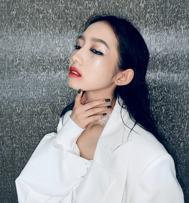 黑色|孟美岐穿搭未免太“野”，难怪招人批，这打扮谁招架得住？